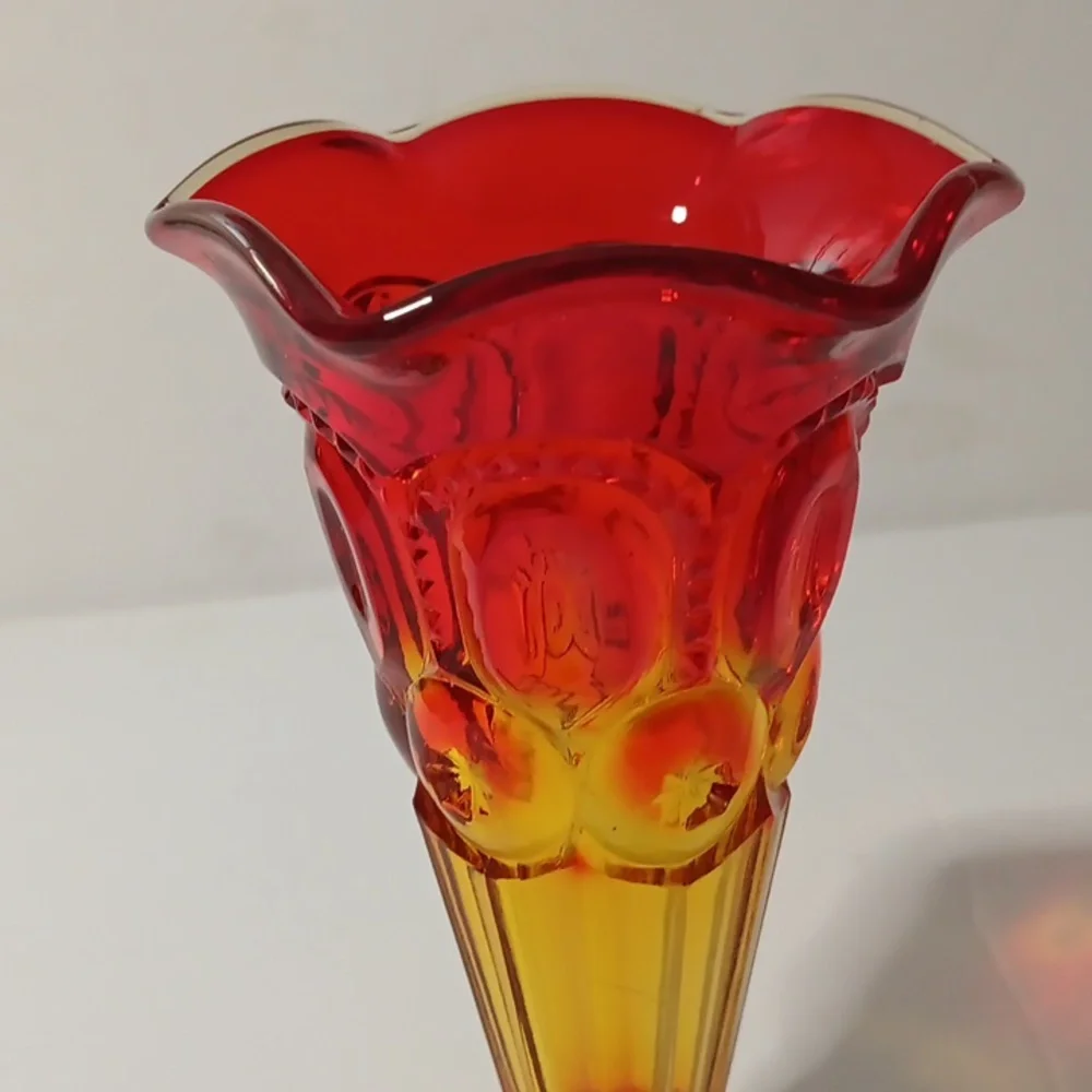 Vintage L.E.Smith Amberina Moon And Stars Tulip Ruffled Edge Bud Vase 6” T GLOWS